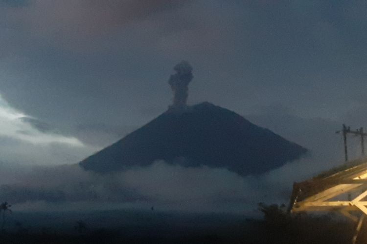 Erupsi Gunung Semeru luncurkan kolom asap setinggi 1.500 meter, Sabtu (20/4/2024)