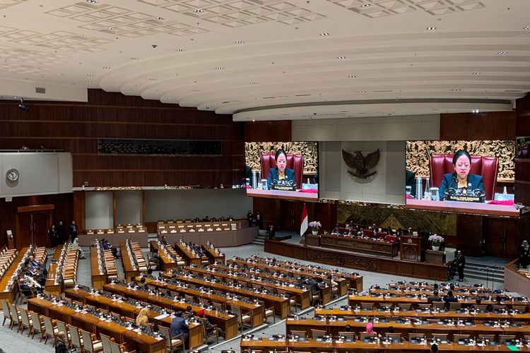 Ketua DPR Puan Maharani (terlihat di layar besar) saat memimpin rapat paripurna DPR, Selasa (5/12/2023).