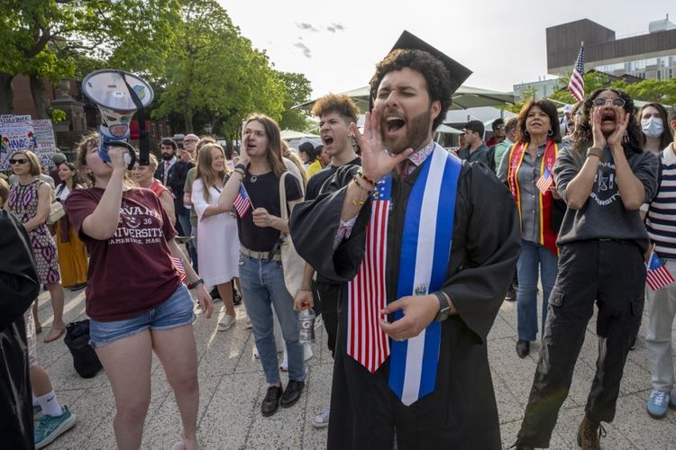 Mahasiswa Harvard Demo Usai Pemerintahan Trump Cabut Kontrak Keuangan