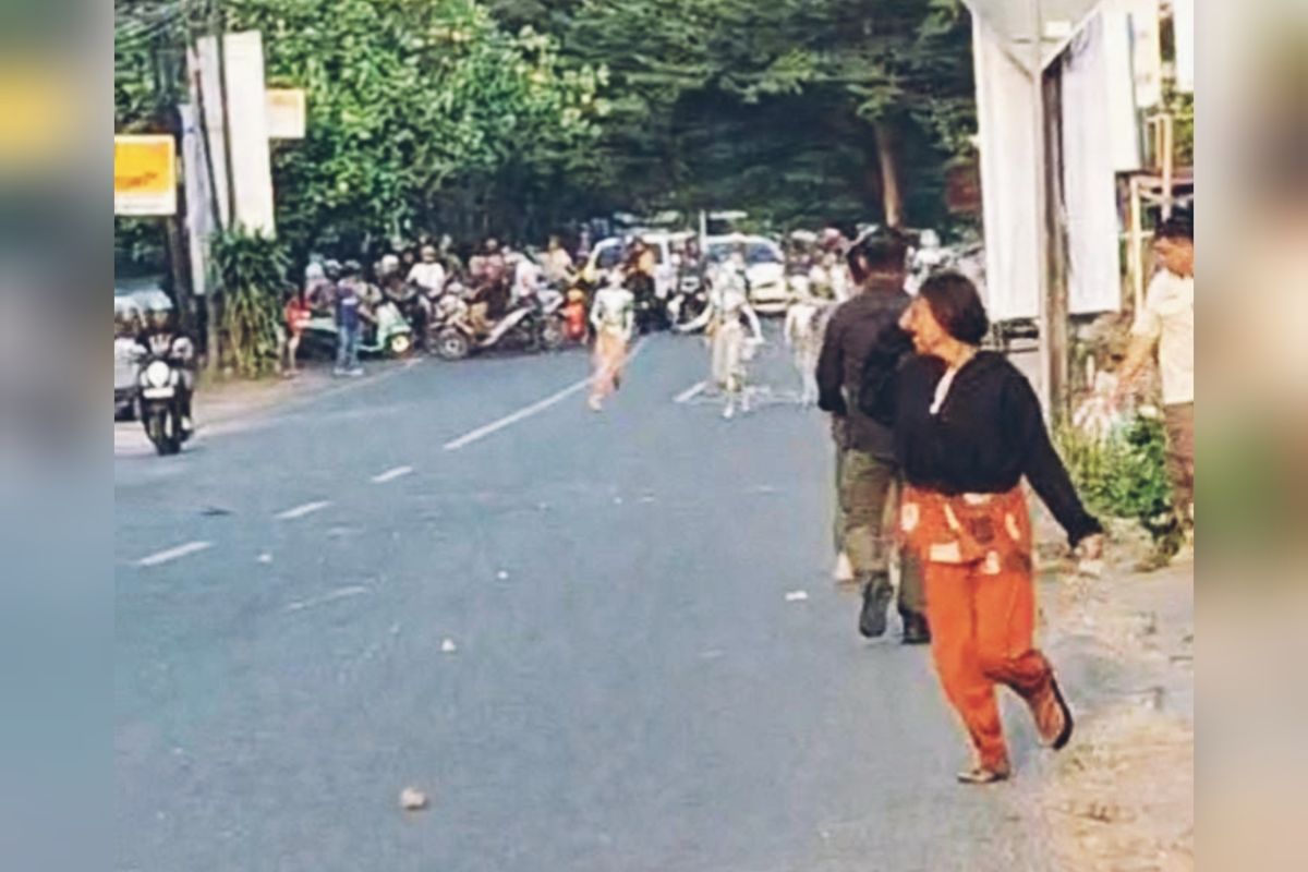 Petugas Satpol PP Makassar yang dilempar batu oleh sejumlah manusia silver saat hendak ditertibkan di sekitar Jalan Veteran Utara-Jalan Sungai Saddang Baru, Kecamatan Rappocini, Kota Makassar, Sulawesi Selatan (Sulsel), Kamis (8/5/2025).