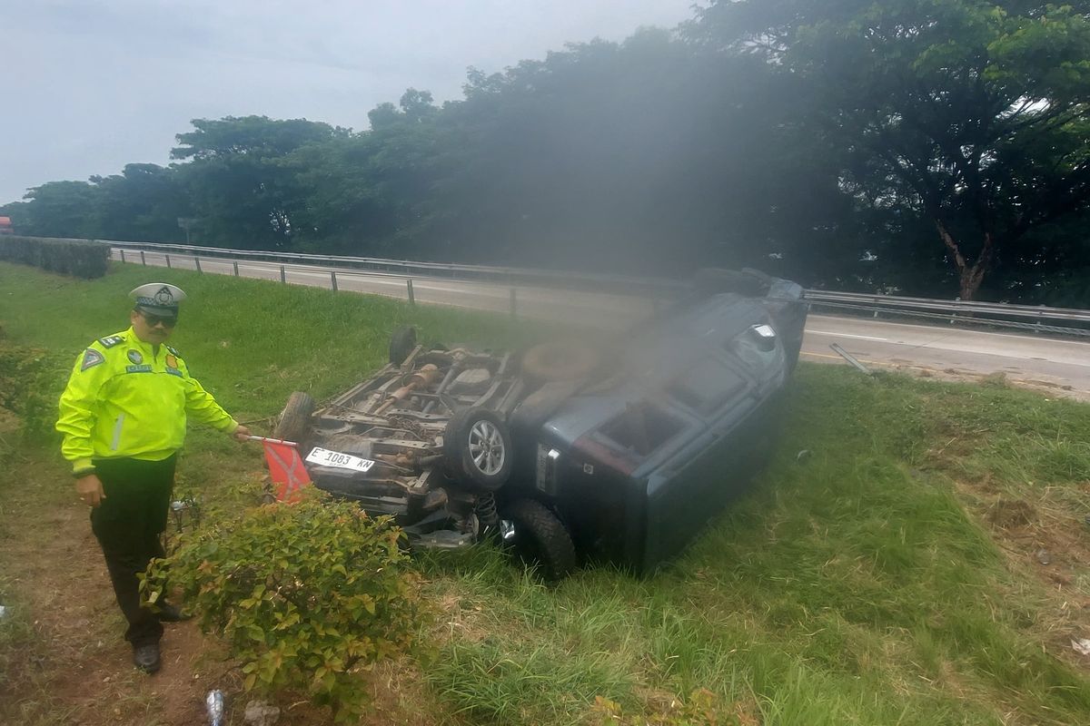 Polisi saat mengevakuasi kendaraan Toyota Avanza dan mobil Ford yang alami kecelakaan di Tol Cipali KM 168.400, Kabupaten Majalengka, Jawa Barat, Minggu (18/1/2026).