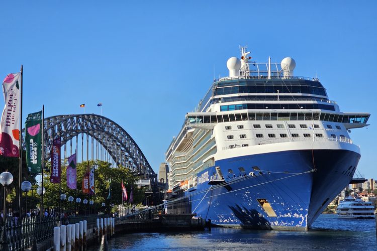 Indahnya pemandangan pelabuhan Cicular Quay, Sydney ketika ada kapal pesiar sedang bersandar.