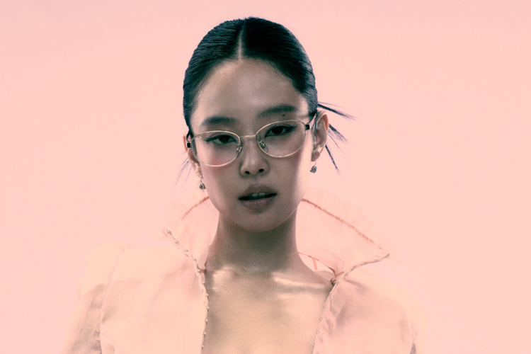 Sebagai global ambassador Ray-Ban, Jennie Kim tampil dengan berbagai model kacamata, termasuk lini Ray-Ban Meta yang menggabungkan antara fashion dan teknologi.