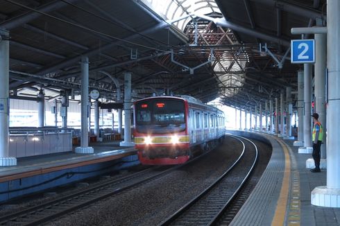 Momen Penumpang KRL Berhamburan Saat Kereta Mengeluarkan Asap di Stasiun Bojong Gede Bogor…