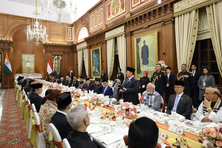 Presiden Prabowo Subianto saat menghadiri jamuan santap malam kenegaraan yang digelar oleh Presiden India, Droupadi Murmu, di Istana Kepresidenan India, Rashtrapati Bhavan, Sabtu (25/1/2025) malam.