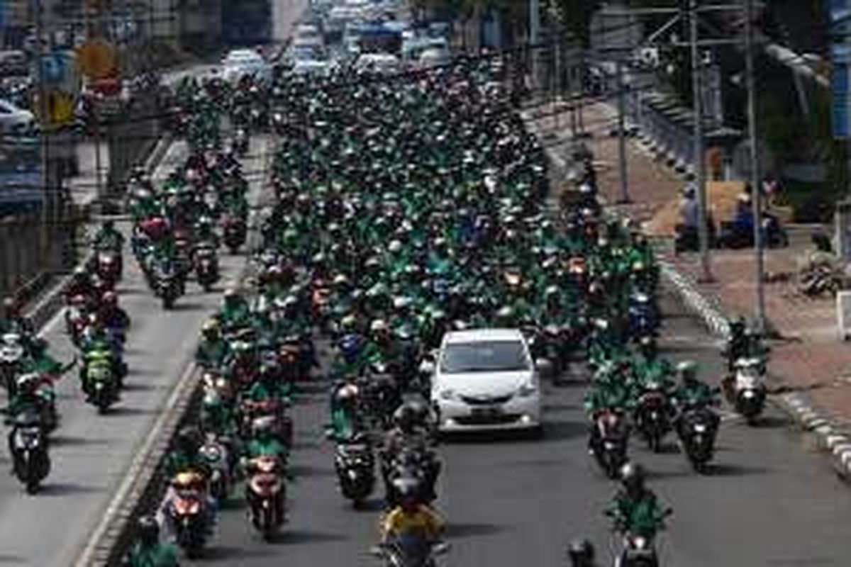 Ratusan pengemudi Go-Jek mengantar Wiwin (di dalam mobil putih) rekan pengemudi yang kakinya diamputasi akibat kecelakaan, saat melintas di kawasan Gunung Sahari, Jakarta Pusat, Minggu (10/4/2016). Wiwin yang juga disebut lady Go-Jek itu mengalami kecelakaan saat tengah mengantar penumpang di kawasan Blok M, Kebayoran Baru, Jakarta Selatan, Sabtu 28 Maret lalu.