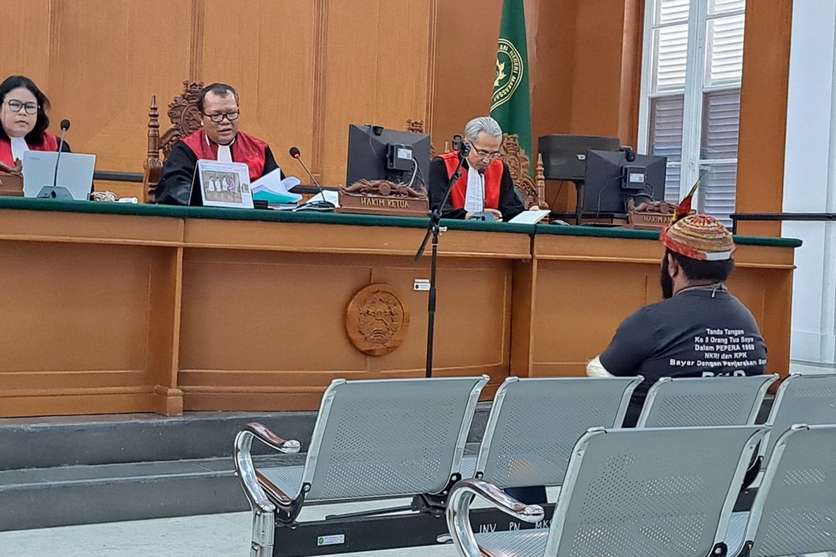 Mantan Bupati Mamberamo Tengah Ricky Ham Pagawak saat menghadiri sidang putusan sela di ruang Harifin Tumpa PN Tipikor Makassar, Rabu (23/8/2023).