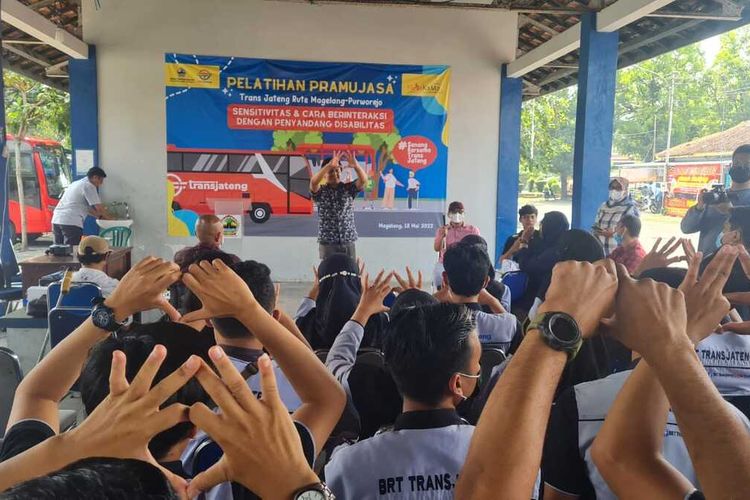 Para pramujasa Trans Jateng mengikuti pelatihan bahasa isyarat dan etika berkomunikasi terhadap penyandang disabilitas, di Terminal Borobudur, Kabupaten Magelang, Jawa Tengah, Rabu (18/5/2022).