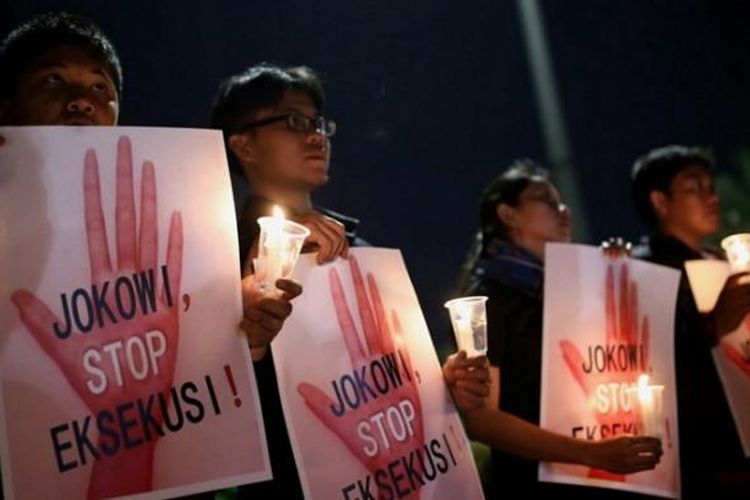 Aksi solidaritas yang tergabung dalam Lembaga Bantuan Hukum Masyarakat menyalakan 1000 lilin saat aksi damai di Depan Istana Negara, Jakarta, Kamis (28/7/2016). Aksi damai tersebut meminta agar pemerintah menghentikan pelaksanaan eksekusi mati terhadap ke empat belas terpidana mati dari berbagai negara.