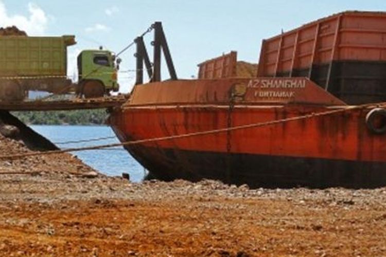Kendaraan truk melakukan aktivitas pengangkutan ore nikel ke kapal tongkang di salah satu perusahaan pertambangan di Kabupaten Konawe Utara, Sulawesi Tenggara, Rabu (6/11/2019). 