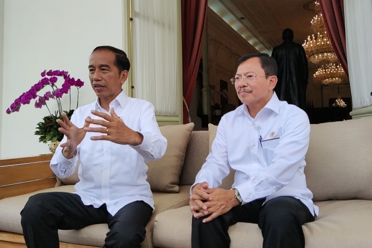 Presiden Joko Widodo bersama Menteri Kesehatan Terawan Agus Putranto mengumumkan kasus pertama positif Corona di Indonesia, di Istana Kepresidenan, Jakarta, Senin (2/3/2020).