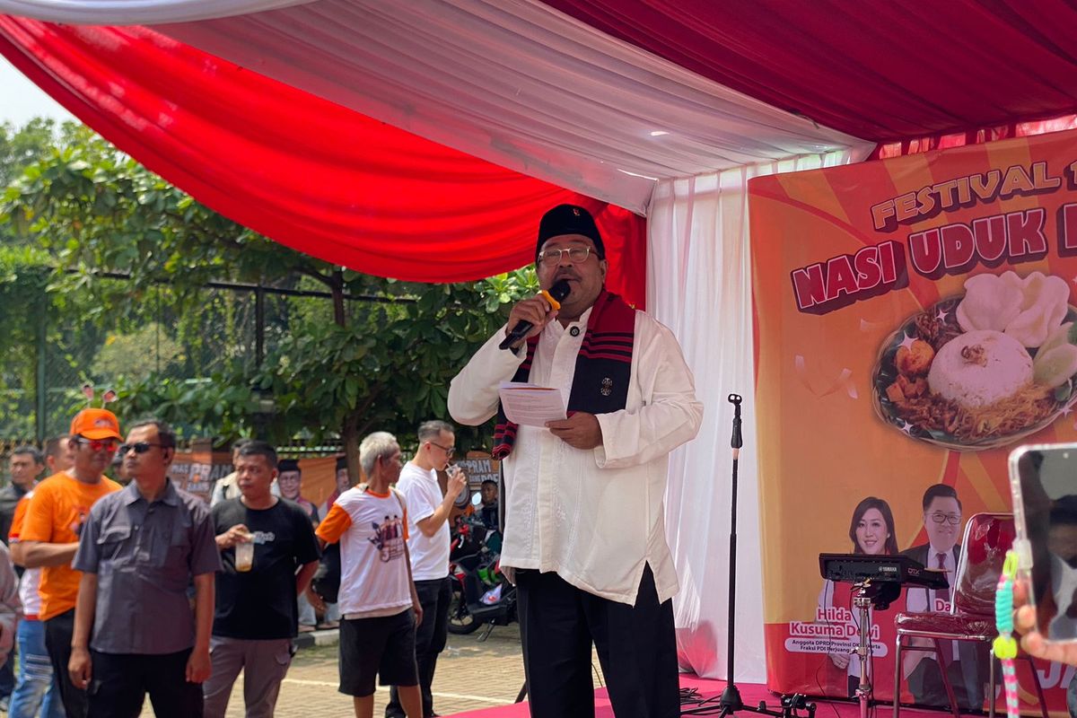 Calon Wakil Gubernur nomor urut 3, Rano Karno Si Doel saat berpidato di halaman GOR Cengkareng, Cengkareng Barat, Cengkareng, Jakarta Barat, Sabtu (5/10/2024).