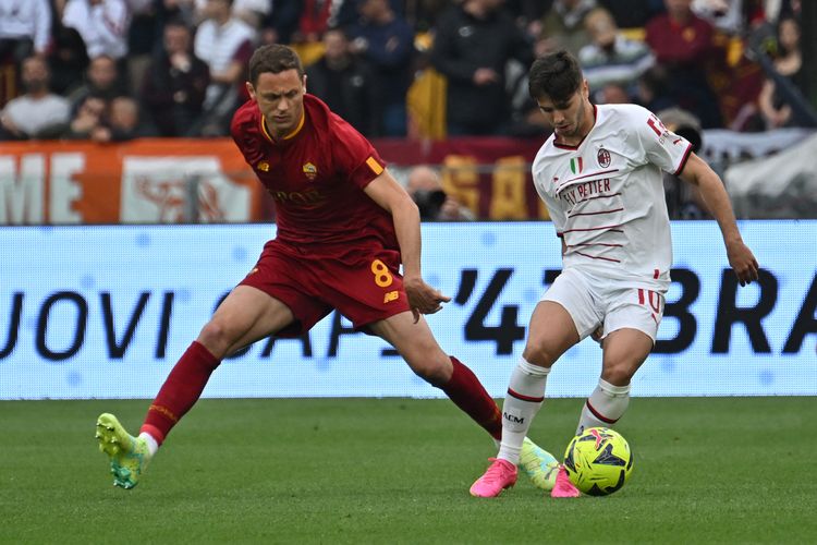 Gelandang AC Milan Brahim Diaz (kanan) mengontrol bola pada pertandingan Serie A Liga Italia antara AS Roma vs Milan di Stadion Olimpico Roma pada 29 April 2023.