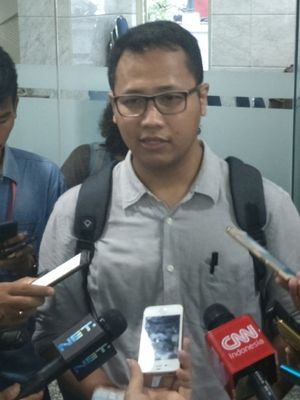 Aktivis ICW sekaligus anggota Koalisi Masyarakat Sipil Selamatkan KPK, Tama S Langkun saat memberikan keterangan pers terkait laporan dugaan pelanggaran kode etik oleh Ketua MK Arief Hidayat, di gedung MK, Jakarta Pusat, Rabu (6/12/2017).