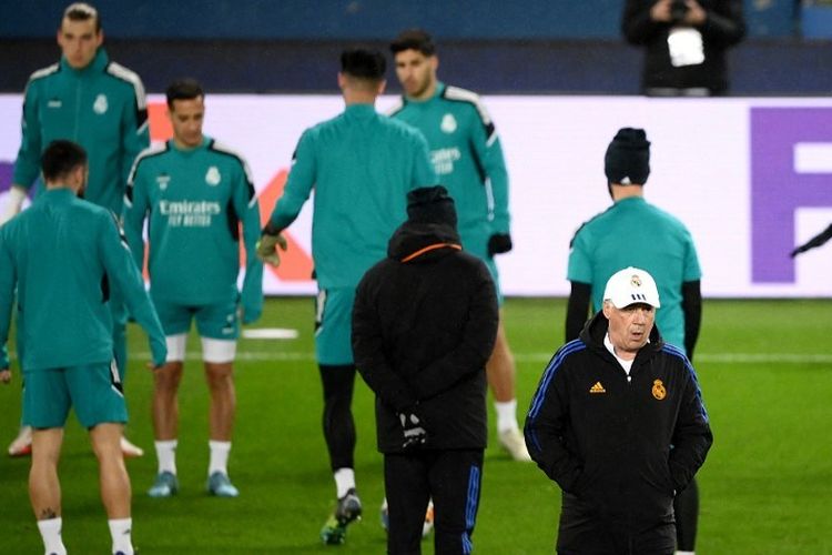 Pelatih Real Madrid asal Italia Carlo Ancelotti menghadiri sesi latihan di stadion Parc des Princes di Paris pada 14 Februari 2022 menjelang pertandingan sepak bola leg pertama babak 16 besar Liga Champions antara Paris Saint-Germain dan Real Madrid. 
