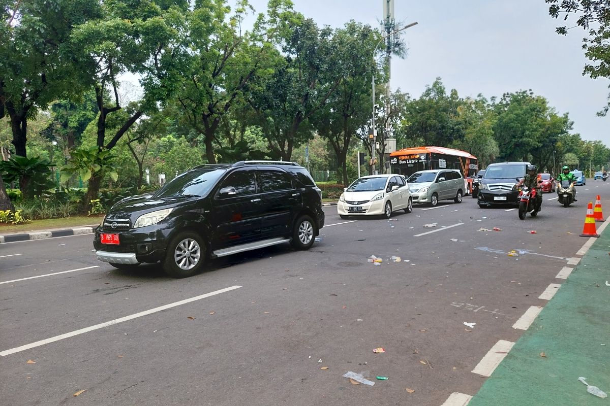 Suasana Jalan Medan Merdeka Selatan, Gambir, Jakarta Pusat, usai unsur buruh rampung menggelar unjuk rasa di depan Balai Kota DKI Jakarta, Jakarta Pusat, Jumat (2/12/2022).