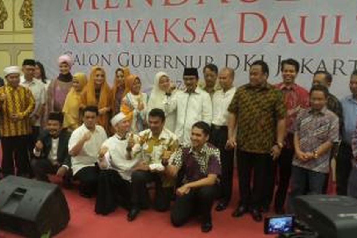 Bakal calon gubernur DKI Jakarta Adhyaksa Dault bersama para tokoh-tokoh yang mendukunhnya dalam acara 