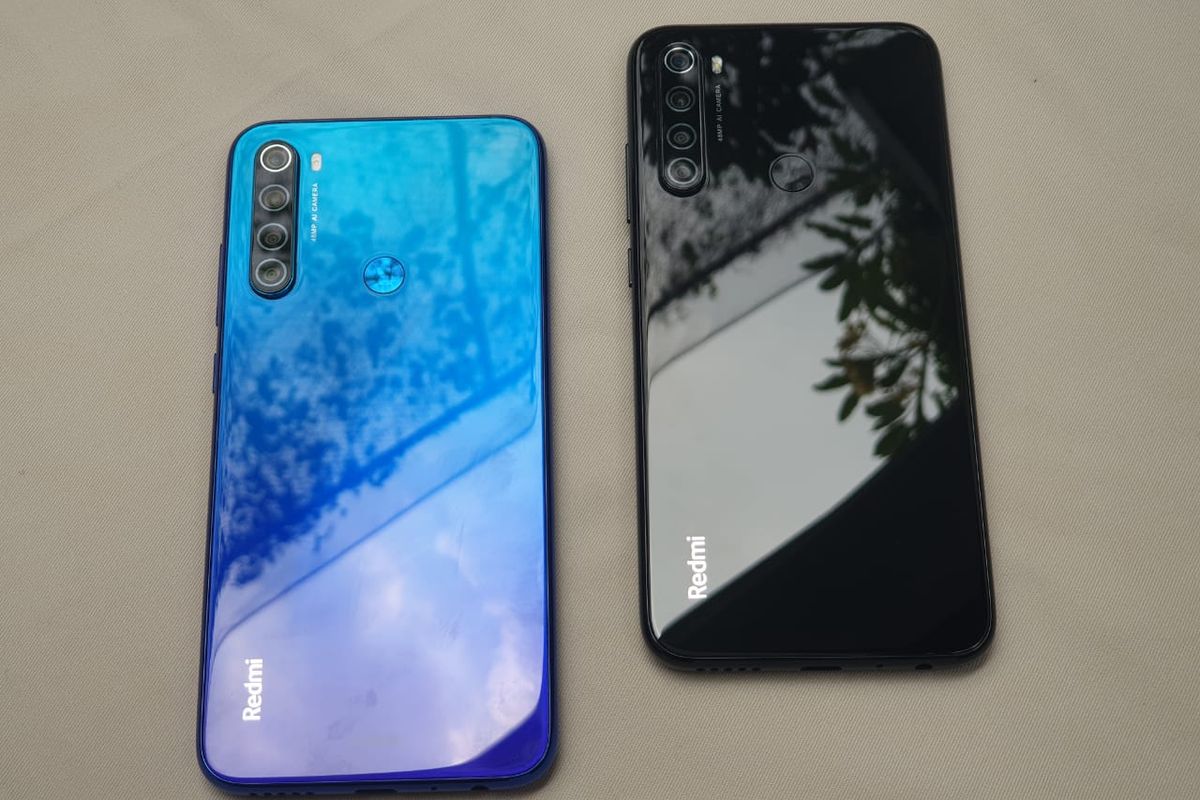 Tampilan punggung Redmi Note 8 varian warna biru dan hitam.