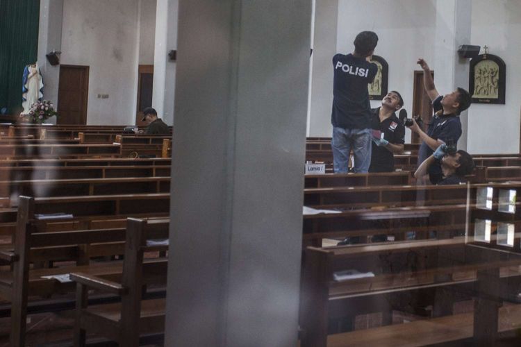 Petugas kepolisian melakukan olah Tempat Kejadian Perkara (TKP) kasus penyerangan di Gereja Katholik St. Lidwina, Jambon, Trihanggo, Gamping, Sleman, DI Yogyakarta, Minggu (11/2/2018). Polisi berhasil mengamankan satu tersangka dan masih melakukan penyelidikan terkait kasus penyerangan gereja yang melukai sejumlah umat serta merusak sejumlah fasilitas gereja dengan senjata tajam.