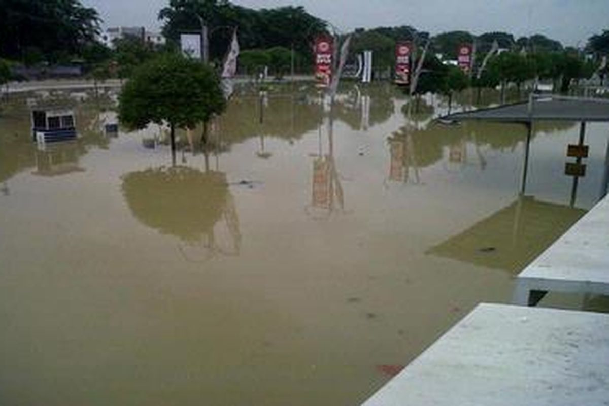 Area parkir Mega Bekasi Hypermall di Kota Bekasi yang kebanjiran hingga ketinggian 1 meter, Rabu (16/1/2013). Banjir membuat operasional mal itu dihentikan. 