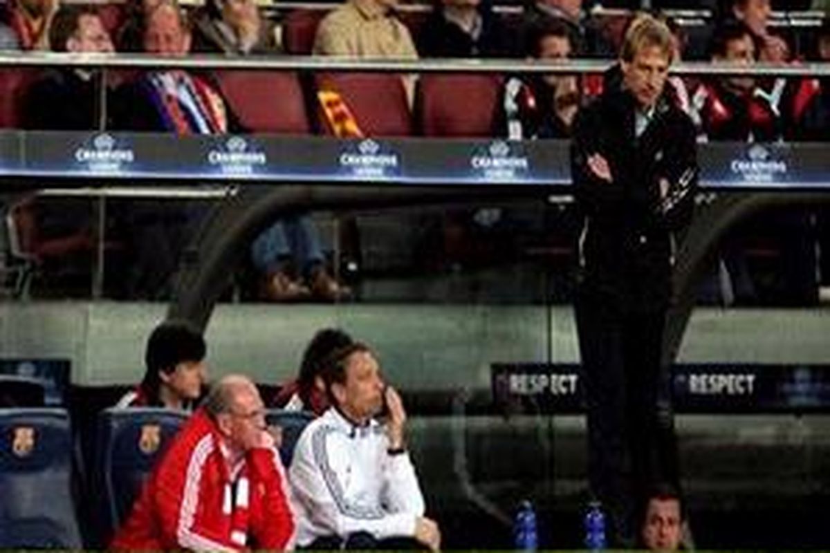 Juergen Klinsmann, berdiri termangu melihat timnya dihajar Barcelona.