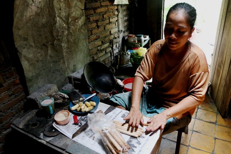 Potret pembuat ledre, makanan khas Bojonegoro yang banyak diproduksi di wilayah Padangan.