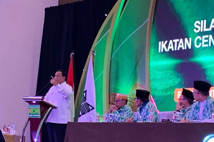 Bakal calon presiden (Bacapres) Prabowo Subianto yang melakukan pemaparan di acara ICMI di Hotel Four Points By Sheraton Makassar, Sulawesi Selatan (Sulsel), Sabtu (4/11/2023).