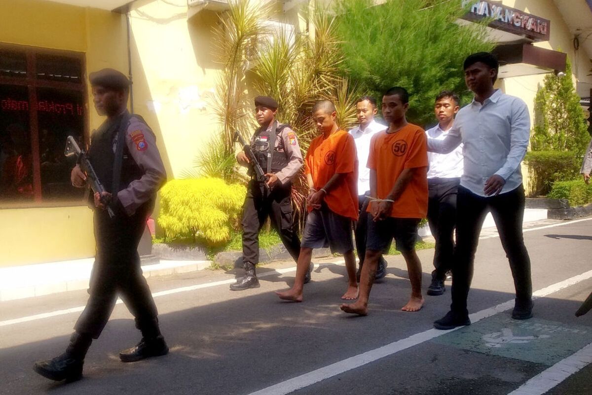 JA dan DP, anggota komplotan pencuri, digiring menuju lokasi konferensi pers di Mapolres Blitar Kota, Selasa (6/5/2025)