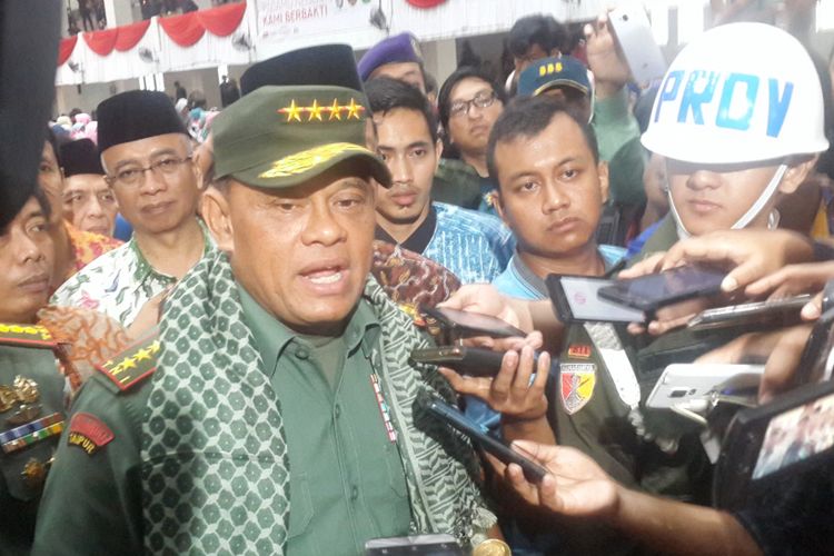 Panglima TNI Jenderal Gatot Nurmantyo setelah menjadi pembicara dalam Dialog Proxy War Ketahanan Informasi Nasional di Universitas Islam Negeri Maulana Malik Ibrahim, Kota Malang, Jumat (24/11/2017).