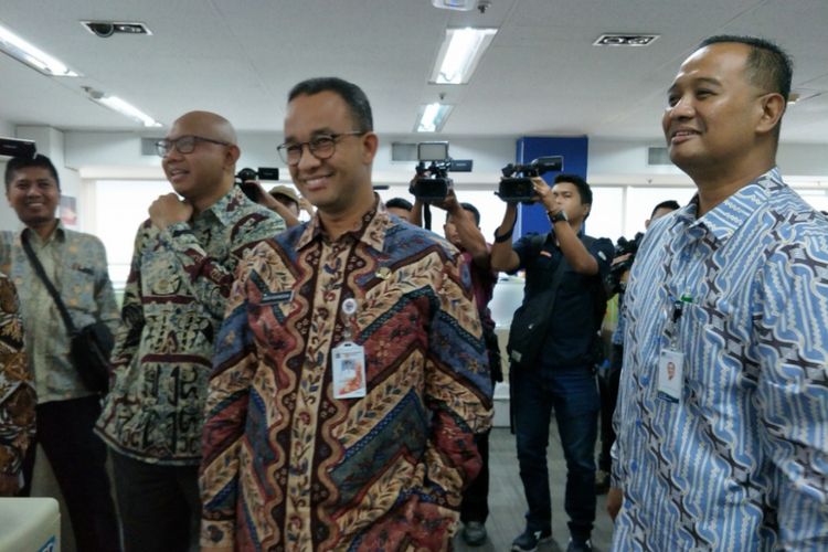 Gubernur DKI Jakarta, Anies Baswedan ketika berkunjung ke kantor MRT di Jalan MH Thamrin, Jakarta Pusat, Kamis (25/1/2018).