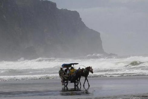 Meski Gelombang Tinggi, Pemkab Bantul Tak Tutup Wisata Pantai