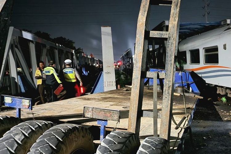 Kecelakaan kereta di Semarang, sebuah truk tertabrak Kereta Api (KA) Brantas di perlintasan sebidang di Jalan Madukoro, Kota Semarang, Selasa (18/7/2023) malam.
