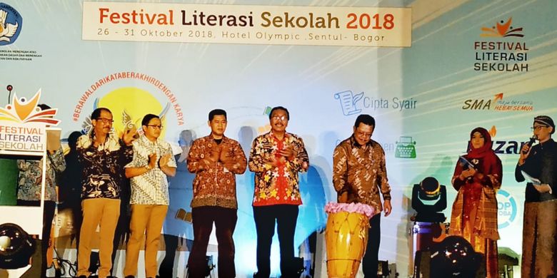 Festival Literasi Sekolah (FLS) telah berakhir hari ini, Rabu (31/10/2018). Seremoni penutupan rangkaian acara secara resmi ditutup Direktur Pembinaan SMA (PSMA) Purwadi Sutanto.