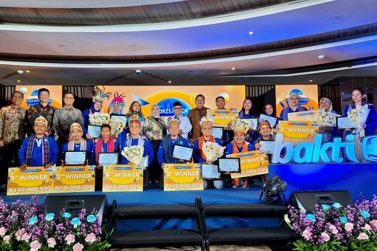 Para finalis Teacher Tech Championship Bakti BCA 2025 berpose bersama Menteri Pendidikan Dasar dan Menengah Prof Dr Abdul Mu'ti, M Ed, dan Direktur BCA Antonius Widodo Mulyono, serta jajaran manajemen BCA lainnya usai penyerahan penghargaan di Jakarta. 