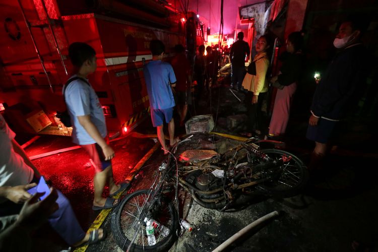 Warga melihat sisa-sisa puing rumah dann kendaraan di Kampung Tanah Merah usai kebakaran Depo Pertamina Plumpang, Koja, Jakarta Utara, Sabtu (4/3/2023) dini hari. Kebakaran ini mengakibatkan 17 orang meninggal dunia dan 51 orang luka-luka.