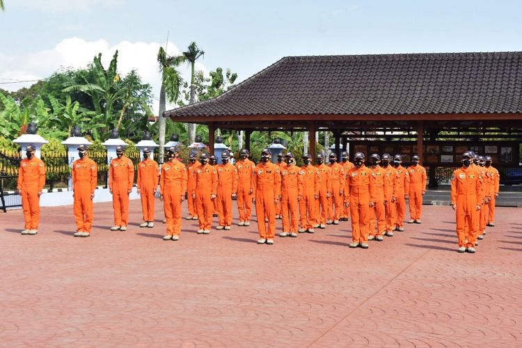 Para siswa Sekolah Penerbang (Sekbang) Angkatan ke-98 Terpadu mengikuti ziarah di Monumen Perjuangan TNI Angkatan Udara, Ngoto Kabupaten Bantul, DIY, Jumat (23/7/2021).