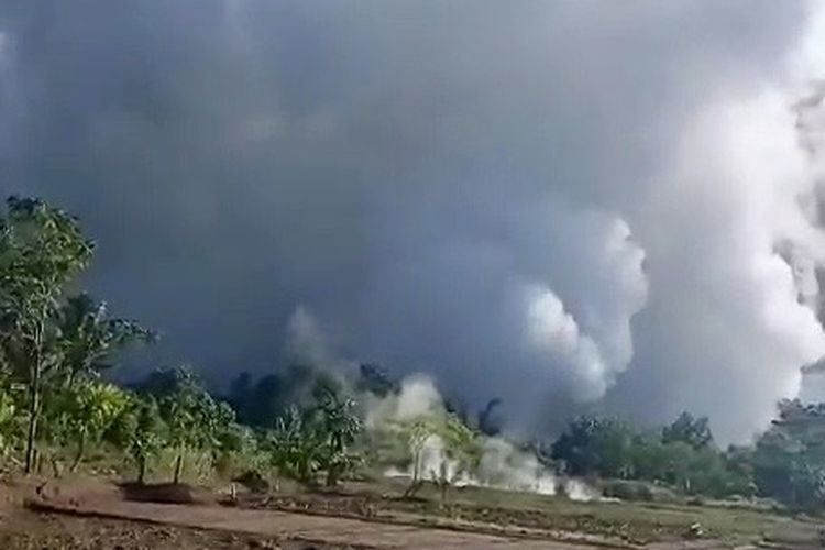 Lokasi erupsi di kawah panas bumi di Suoh, Lampung Barat, Jumat (24/5/2024).