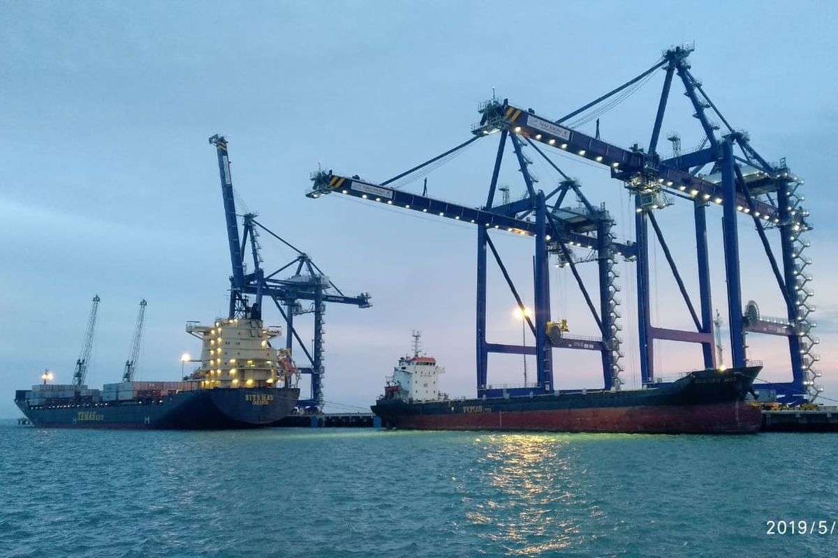 Pelabuhan Kuala Tanjung Sumatera Utara atau Kuala Tanjung Port bisa mengalahkan Tanjung Priok dari sisi kapasitasnya apabila selesai dibangun.