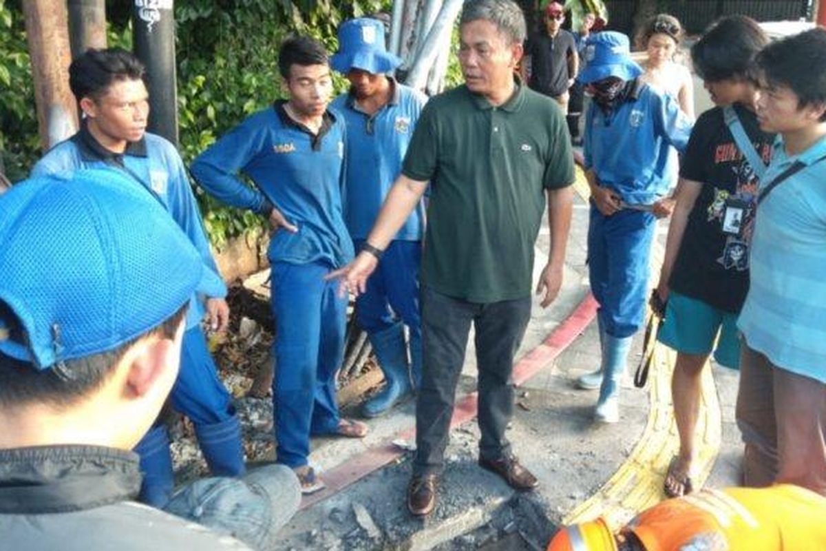 Ketua DPRD DKI Jakarta Prasetio Edi Marsudi saat meninjau bak kontrol saluran air di Jalan Diponegoro, kawasan Menteng, Jakarta Pusat, Minggu (23/2/2020).