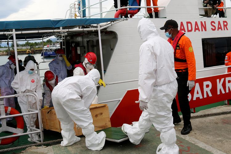 Indonesian Basarnas personnel evacuate the remains of a Filipino crewman of the MV Morandi, a vessel registered in Malta, after he died on board the ship in the Bay of Bengal off Aceh