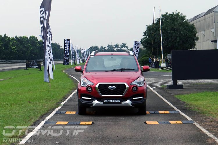 Datsun Cross diuji di Proving Ground Bridgestone di Karawang, Jawa Barat, pada Jumat (8/3/2018).