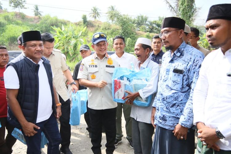 Ketua Satuan Tugas (Kasatgas) Percepatan Rehabilitasi dan Rekonstruksi (PRR) Pascabencana Sumatera Muhammad Tito Karnavian saat menyerahkan bantuan kepada masyarakat Kabupaten Bireuen di Posko Pengungsian Balee Panah, Kabupaten Bireuen, Aceh, Sabtu (21/2/2026).