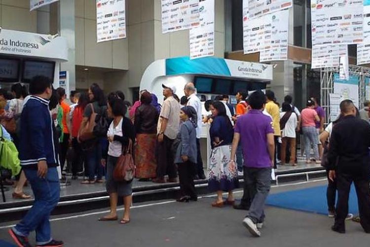 Pengunjung yang antre di loket pembelian tiket di Garuda Indonesia Travel Fair (GATF) 2013 di JCC, Jumat (13/9/2013).