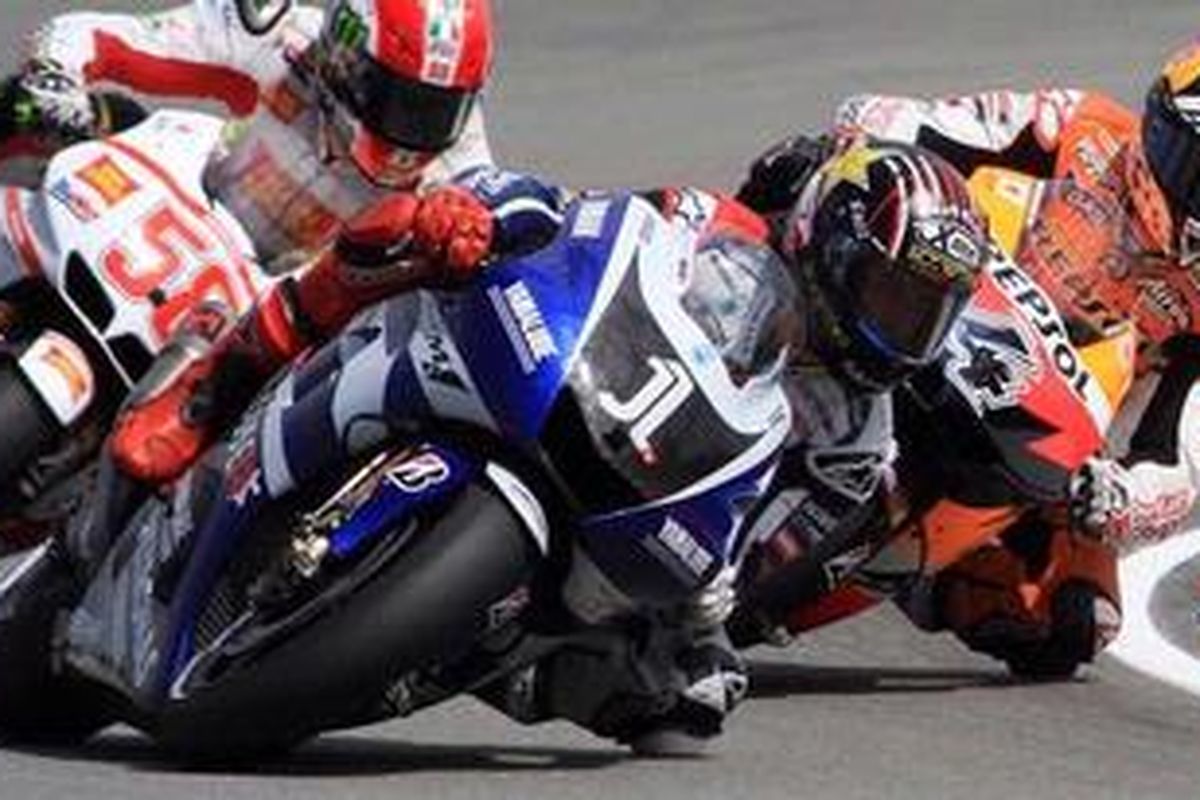 Pebalap Yamaha, Jorge Lorenzo (tengah), bersaing dengan pebalap Gresini Honda, Marco Simoncelli (kiri) dan pebalap Repsol Honda, Andrea Dovizioso, pada GP Republik Ceko.