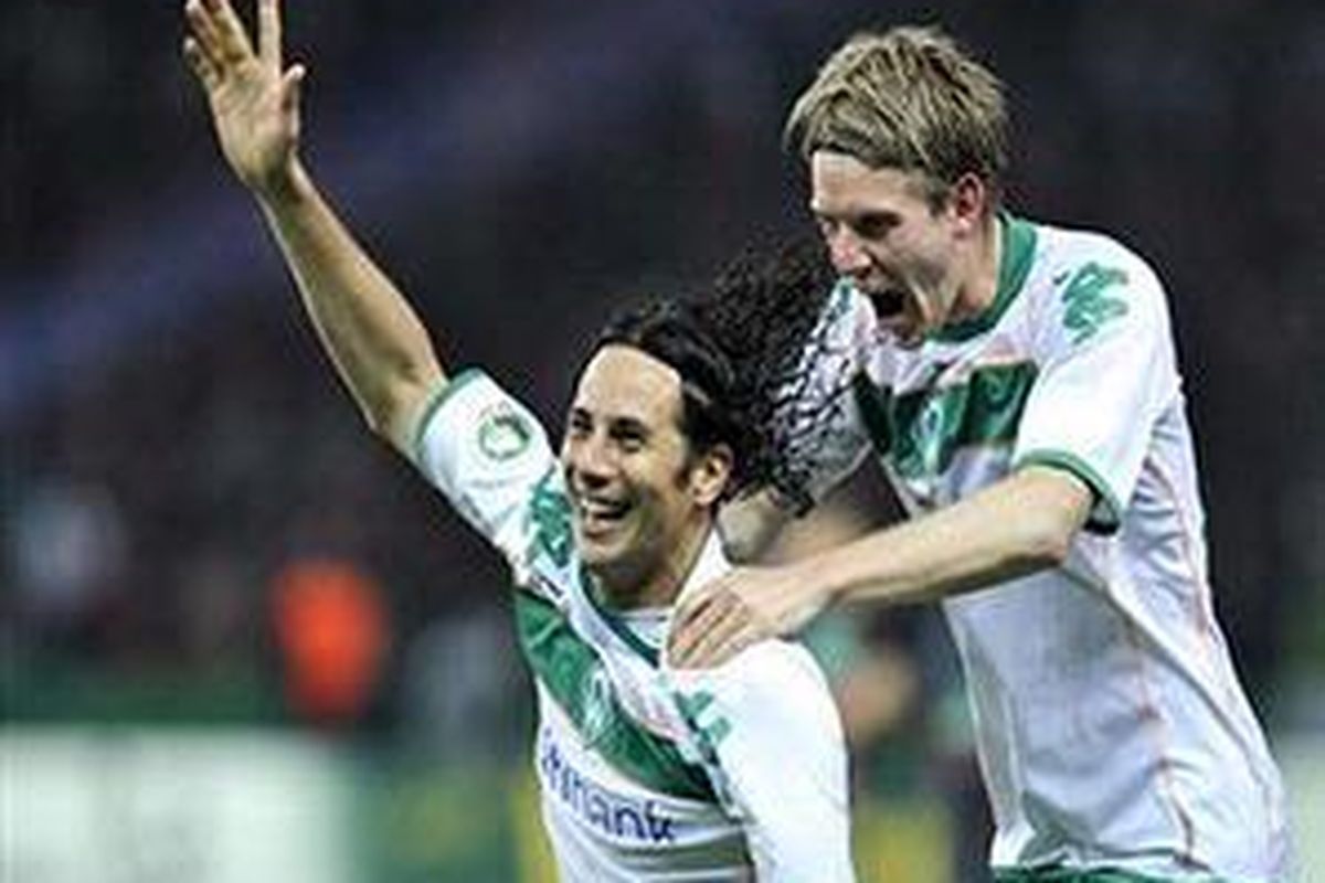 Claudio PPizarro (kiri) dalam sebuah aksinya bersama Werder Bremen.