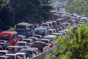 Arus Lalu Lintas Menuju Puncak Bogor Padat, Polisi Berlakukan Sistem Ganjil Genap dan Satu Arah