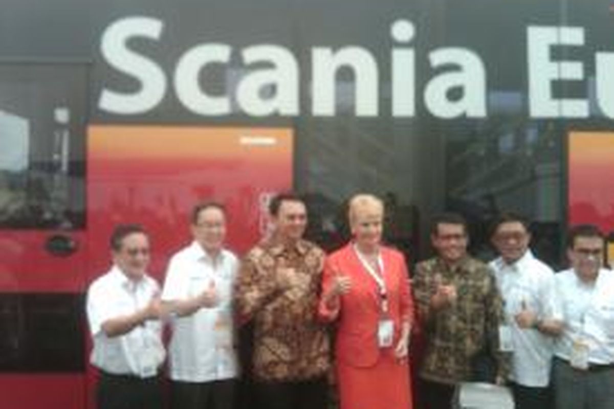 Wakil Gubernur DKI Jakarta Basuki Tjahaja Purnama (dua dari kiri) saat berfoto bersama Duta Besar Swedia untuk Indonesia Ewa Polano (baju merah) di depan bus Scania, di kawasan Monas, Jakarta, Kamis (8/5/2014)