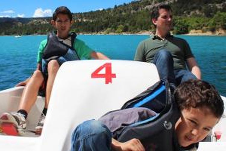 Menggunakan sepeda perahu, salah satu sarana menikmati keindahan Danau Sainte Croix bersama keluarga.