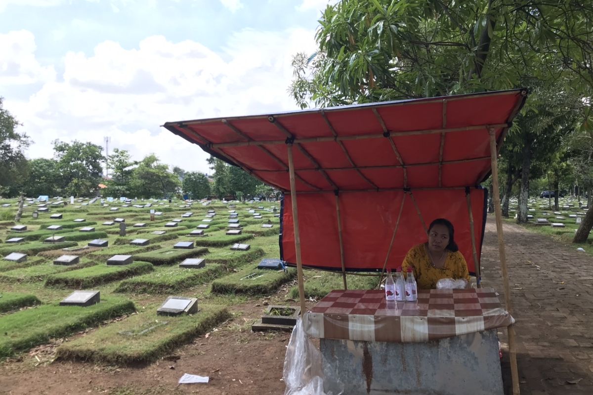 Penjual kembang di Taman Pemakaman Umum (TPU) Srengseng Sawah, Jagakarsa, Jakarta Selatan pada Senin (12/4/2021) siang.