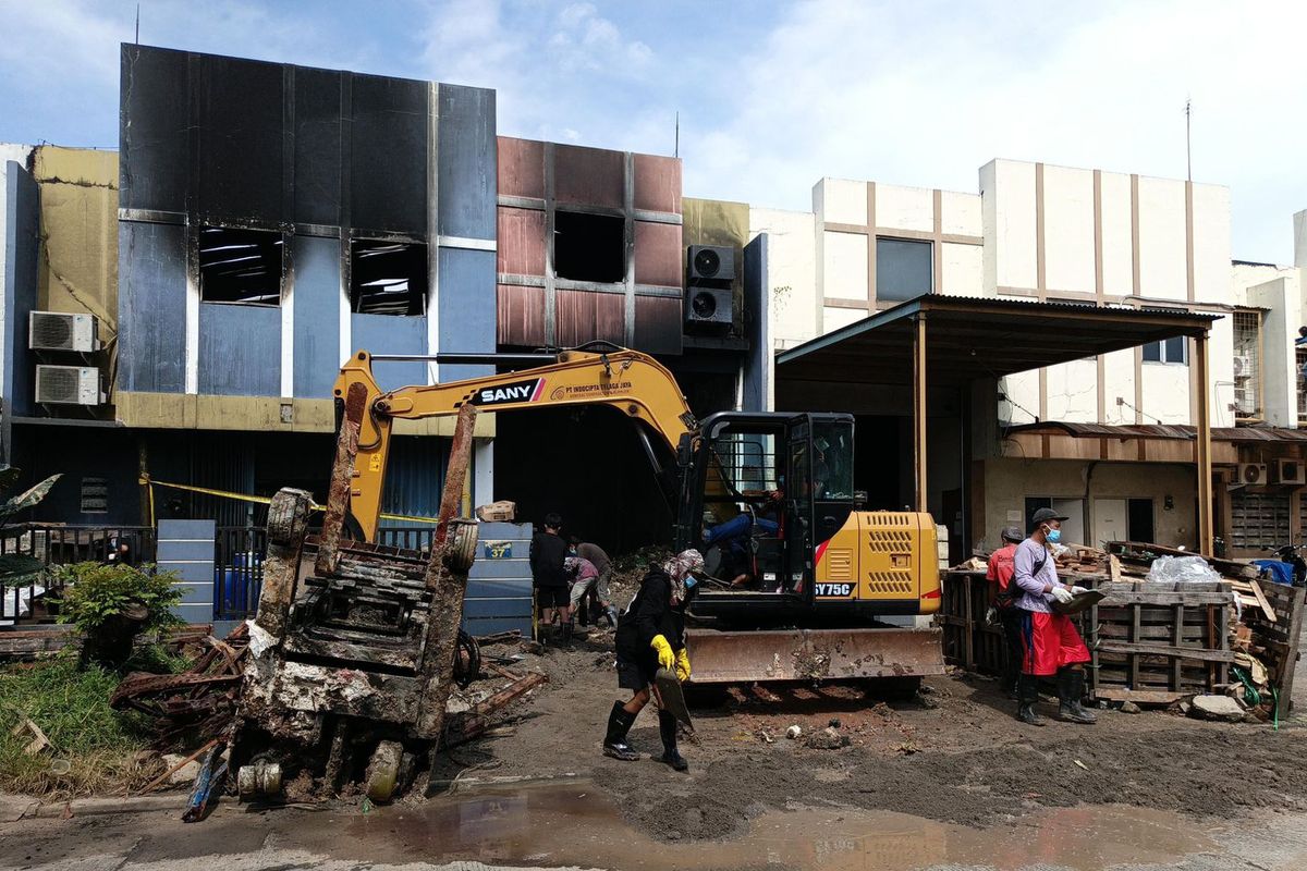 Kebakaran terjadi di gudang pestisida kawasan Tangerang Selatan, Senin (9/2/2026). 